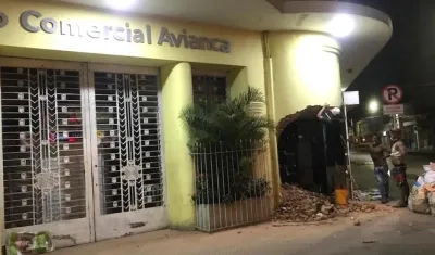 Destrucción de la esquina del edificio Avianca en el Paseo Bolívar.