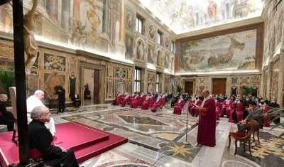 Por la ciática, el Papa tuvo que quedarse sentado en su mensaje a jueces.