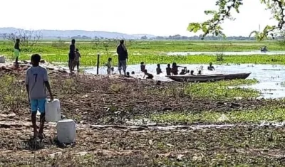 Habitantes abasteciéndose en la ciénaga.