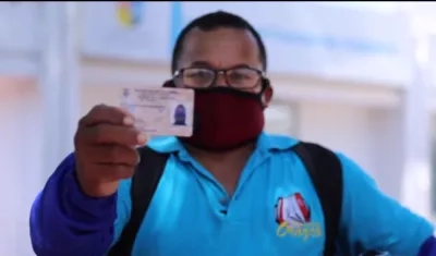 Fay Estívenson Fernández, muestra su licencia.