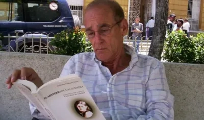 Guillermo Henríquez (Q.E.P.D.) leyendo en la Plaza de Ciénaga una de sus obras.
