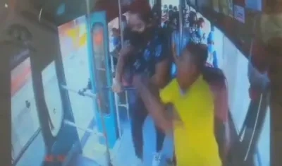 Ronald Alberto Cuello Fonseca detiene la mano de la pasajera. 