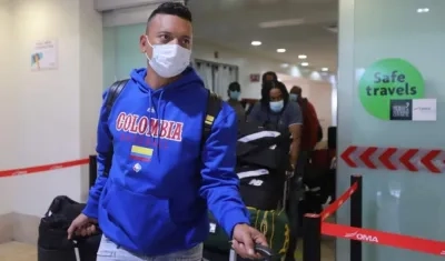 Ronald Ramírez, lanzador de Caimanes, a su arribo a Mazatlán.  