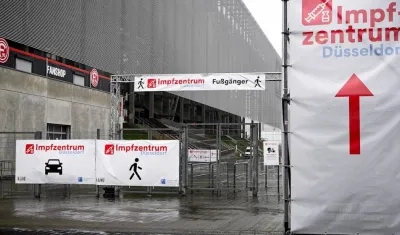 Vista exterior de la zona de facturación desierta del Arena Vaccination Center en Duesseldorf.