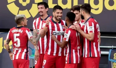Luis Suárez celebra con sus compañeros su segundo gol.