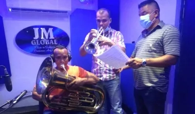 Los músicos en plena grabación.