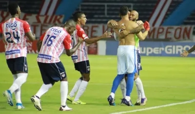 Sebastián Viera festeja el gol con Freddy Hinestroza. 