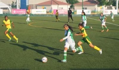 Fútbol Femenino en la cancha del polideportivo Carlos 'Pibe' Valderrama. 