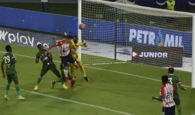 Momento del gol de Larry Vásquez.