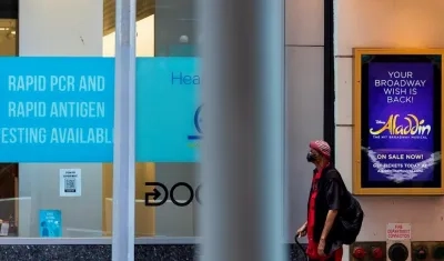 Una persona camina cerca de un cartel del musical Aladdin en Nueva York (EE.UU.).