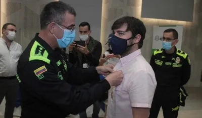 Alcalde Jaime Pumarejo recibiendo una condecoración por parte de la Policía. 