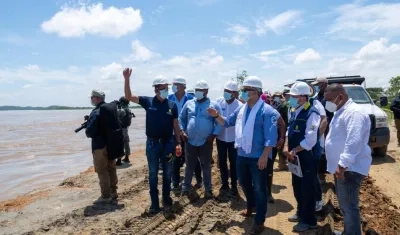 Presidente Duque en La Mojana visitó obras de reparación del dique.