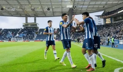 Luis Díaz celebra con sus compañeros. 