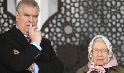 La reina Isabel II de Inglaterra, junto a su hijo, el príncipe Andrés en una imagen de archivo.  