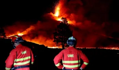 Durante la noche, equipos de la Unidad Militar de Emergencias (UME) han continuado con la vigilancia  en el volcán.