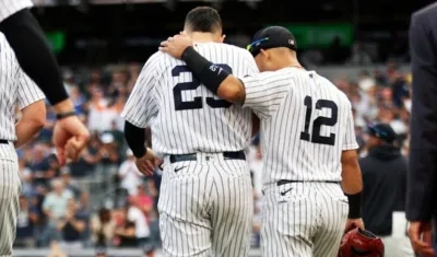 Giovanni Urshela se retira del juego, lesionado. 