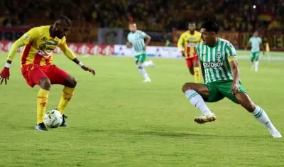 Acción del partido entre Pereira y Nacional. 