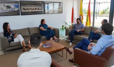 Reunión de Jaime Pumarejo con la embajadora de Australia. 