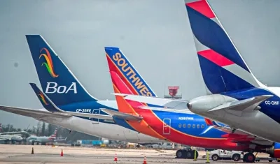 Aviones de varias compañías aéreas, en el aeropuerto Internacional de Miami, Florida (EE.UU.).