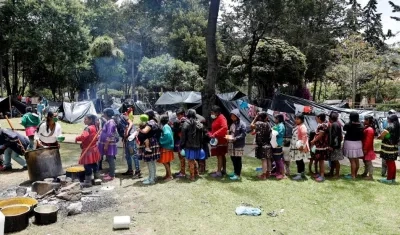 Las mujeres preparan los alimentos en "ollas comunitarias" que luego reparten entre los suyos.