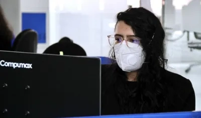 El 61% de los jóvenes contratados en el primer semestre de 2021 por el Estado son mujeres.