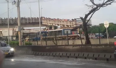 Muchas personas se aglomeraron en el puente peatonal tras el crimen del hombre en la mencionada dirección.