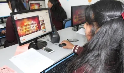 Una de cada tres niñas y mujeres jóvenes afirma que la información falsa afecta su salud mental.