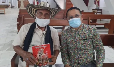 Adolfo Pacheco, inspirador del libro, y el autor Fausto Pérez Villarreal.