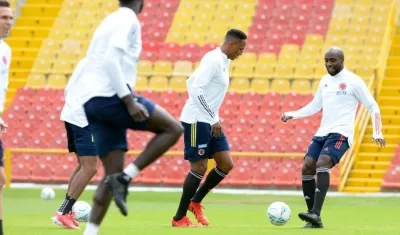 Eder Álvarez Balanta y Yerry Mina, durante un entrenamiento. 