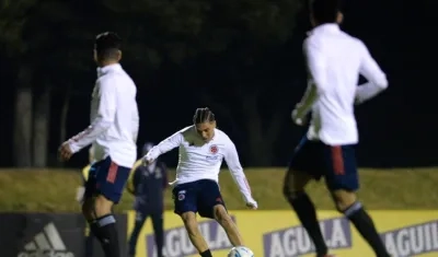 Juan Fernando Quintero maneja el balón ante la mirada de Falcao García y Luis Díaz. 