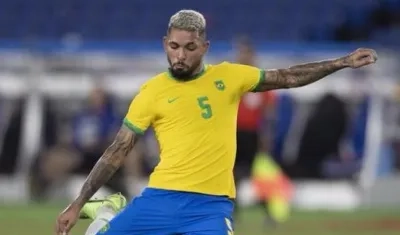 El volante Douglas Luiz.