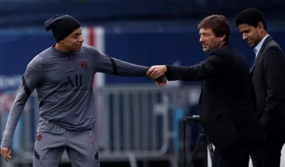 Kylian Mbappé en un entrenamiento con Leonardo y Nasser Al Khelaifi.