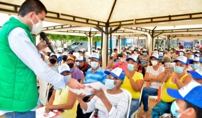 El alcalde soledeño Rodolfo Ucrós entregó títulos de propiedad a 300 familias en el barrio Villa María Selene.