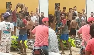 Momento en que la comunidad atacada una patrulla de la Policía. 