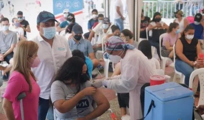 Gobernadora y alcalde porteño acompañaron la vacunación en la plaza de la iglesia de Puerto Colombia