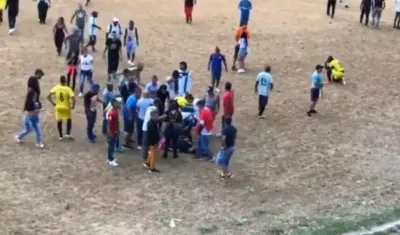 Momentos posteriores tras la balacera en una cancha de fútbol de Cali. 