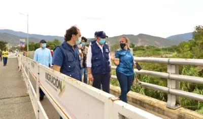 El Defensor del Pueblo, Carlos Camargo (centro).