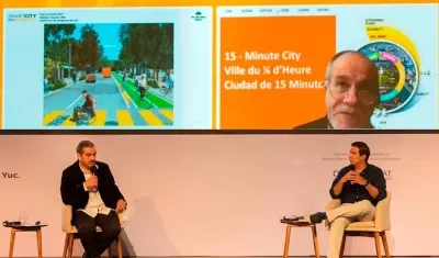  El director de la cátedra Emprendimiento, Territorio, Innovación en la Universidad Soborna de París, Carlos Moreno (d-arriba), habla hoy durante su participación en el Smart City Latam Congress en la ciudad de Mérida, estado de Yucatán (México).