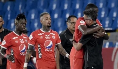 Jugadores del América abrazan a Juan Carlos Osorio. 