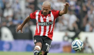 Juan Sebastián Verón luciendo la camiseta de Estudiantes. 