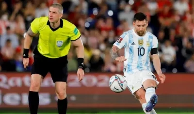 Lionel Messi de Argentina, durante un partido por las eliminatorias sudamericanas para el Mundial de Catar 2022, en el estadio Defensores del Chaco en Asunción (Paraguay). 