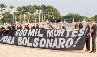 estantes protesta Manifn contra el manejo de la pandemia por parte del Gobierno del presidente Jair Bolsonaro y en homenaje a las 600 mil muertes por Covid-19.
