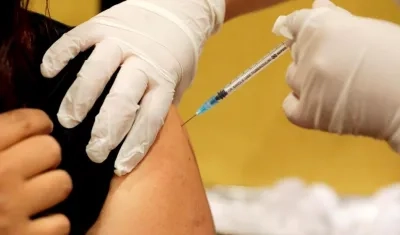 Momento en el que aplican una vacuna para Covid-19 en Bogotá, en fotografía de archivo. 