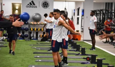 Falcao hace estiramientos en el gimnasio. 