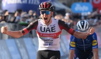 Tadej Pogacar se impone en la meta. 