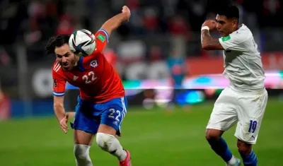  Ben Brereton de Chile disputa el balón con Santiago Arzamendia de Paraguay hoy, en un partido de las eliminatorias sudamericanas para el Mundial de Catar 2022 entre Chile y Paraguay.