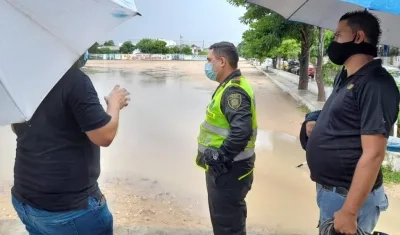 Equipo del Canal Caracol en la cancha de Nueva Granada