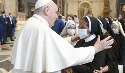 El Papa Francisco saluda a la monja colombiana Gloria Cecilia Narváez, liberada tras 4 años de secuestro.