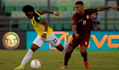 Darwin Machís (d) de Venezuela disputa hoy el balón con Ángelo Preciado de Ecuador.