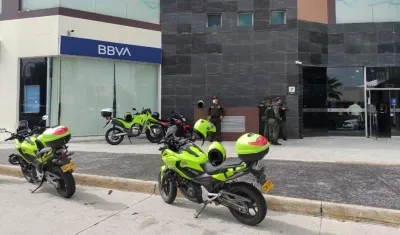 La Policía en el lugar del frustrado asalto al banco. 